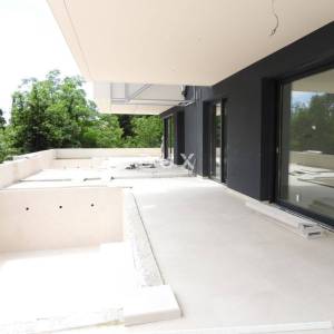 OPATIJA, IKA - novogradnja stan 101m2 samo 100 metara od mora, terasa, parking, spremište