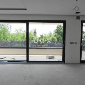 OPATIJA, IKA - novogradnja stan 101m2 samo 100 metara od mora, terasa, parking, spremište
