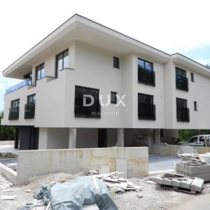 OPATIJA, IKA - novogradnja stan 101m2 samo 100 metara od mora, terasa, parking, spremište