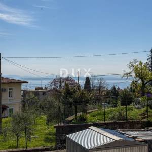 OPATIJA, LOVRAN - etaža u novogradnji samo 250 metara od mora s pogledom na more, TOP prilika u stilu nove vile
