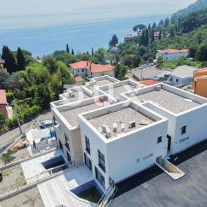 OPATIJA, LOVRAN - namješten dvoetažni stan s privatnim bazenom samo 150 metara od plaže, novogradnja