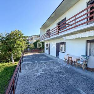 OPATIJA, LOVRAN - Samostojeća kuća i zemljište 1250m2 s pogledom na more samo 300m od centra