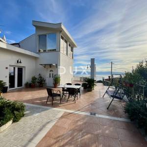 OPATIJA, LOVRAN - Turistički objekt s uređenima apartmanima – 300 m od mora!