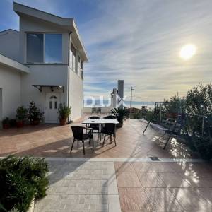 OPATIJA, LOVRAN - Turistički objekt s uređenima apartmanima – 300 m od mora!