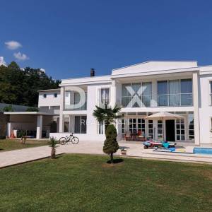 OPATIJA, MATULJI- kuća (zgrada) 440m2 s pogledom na more i s bazenom + uređena okućnica 1400m2