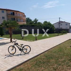 OPATIJA, MATULJI- kuća (zgrada) 440m2 s pogledom na more i s bazenom + uređena okućnica 1400m2