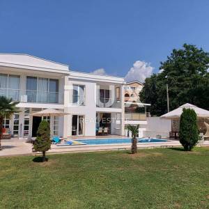 OPATIJA, MATULJI- kuća (zgrada) 440m2 s pogledom na more i s bazenom + uređena okućnica 1400m2