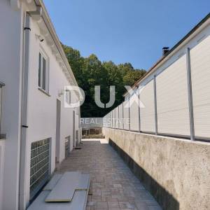 OPATIJA, MATULJI- kuća (zgrada) 440m2 s pogledom na more i s bazenom + uređena okućnica 1400m2