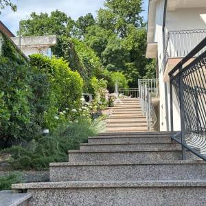OPATIJA, MATULJI - Obiteljska vila  s dva stana , garažom i bazenom! 