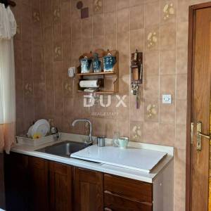 OPATIJA, MATULJI - Obiteljska vila  s dva stana , garažom i bazenom! 