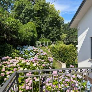 OPATIJA, MATULJI - Obiteljska vila  s dva stana , garažom i bazenom! 