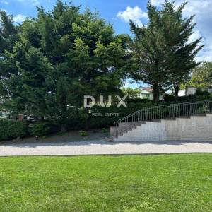 OPATIJA, MATULJI - Obiteljska vila  s dva stana , garažom i bazenom! 