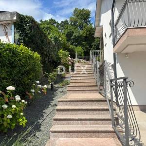 OPATIJA, MATULJI - Obiteljska vila  s dva stana , garažom i bazenom! 