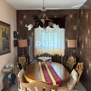 OPATIJA, MATULJI - Obiteljska vila  s dva stana , garažom i bazenom! 