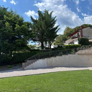 OPATIJA, MATULJI - Obiteljska vila  s dva stana , garažom i bazenom! 