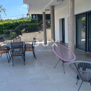 OPATIJA, MATULJI - Obiteljska vila  s dva stana , garažom i bazenom! 