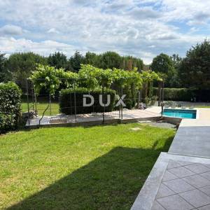 OPATIJA, MATULJI - Obiteljska vila  s dva stana , garažom i bazenom! 