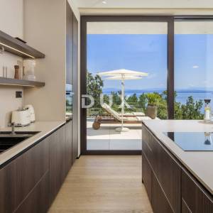 OPATIJA, MOŠĆENIČKA DRAGA - luksuzna vila s bazenom na vrh poziciji s panoramskim pogledom na more