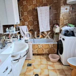  OPATIJA - Stan u prizemlju povijesne vile s vlastitim vrtom i ulazom: mirna oaza blizu mora