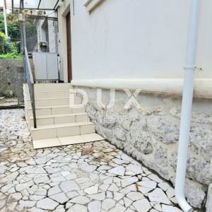  OPATIJA - Stan u prizemlju povijesne vile s vlastitim vrtom i ulazom: mirna oaza blizu mora