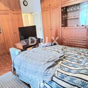  OPATIJA - Stan u prizemlju povijesne vile s vlastitim vrtom i ulazom: mirna oaza blizu mora