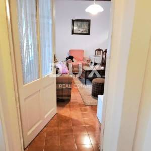  OPATIJA - Stan u prizemlju povijesne vile s vlastitim vrtom i ulazom: mirna oaza blizu mora