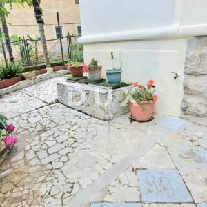  OPATIJA - Stan u prizemlju povijesne vile s vlastitim vrtom i ulazom: mirna oaza blizu mora