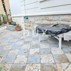  OPATIJA - Stan u prizemlju povijesne vile s vlastitim vrtom i ulazom: mirna oaza blizu mora