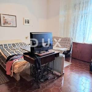 OPATIJA - Stan u prizemlju povijesne vile s vlastitim vrtom i ulazom: mirna oaza blizu mora