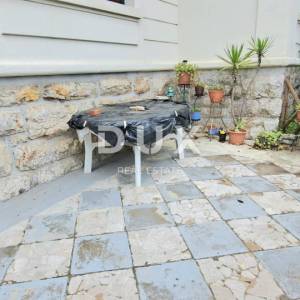  OPATIJA - Stan u prizemlju povijesne vile s vlastitim vrtom i ulazom: mirna oaza blizu mora