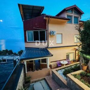 OPATIJA - stan u stambenoj zgradi s vanjskim vrtom i natkrivenom terasom samo 200m od plaže, POGLED!