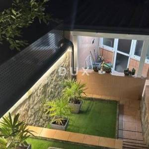 OPATIJA - stan u stambenoj zgradi s vanjskim vrtom i natkrivenom terasom samo 200m od plaže, POGLED!