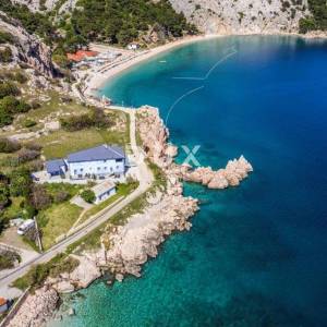 OTOK KRK, BAŠKA - Dva apartmana prvi red do mora 