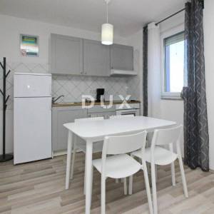 OTOK KRK, BAŠKA - Dva apartmana prvi red do mora 