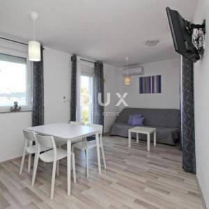OTOK KRK, BAŠKA - Dva apartmana prvi red do mora 