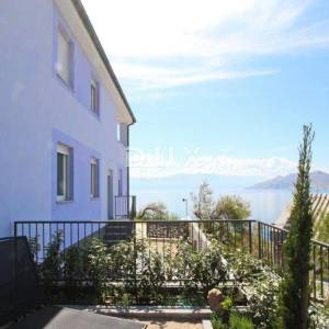 OTOK KRK, BAŠKA - Dva apartmana prvi red do mora 