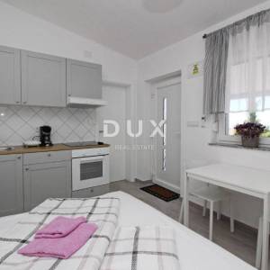 OTOK KRK, BAŠKA - Dva apartmana prvi red do mora 