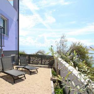 OTOK KRK, BAŠKA - Dva apartmana prvi red do mora