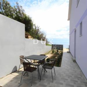 OTOK KRK, BAŠKA - Dva apartmana prvi red do mora