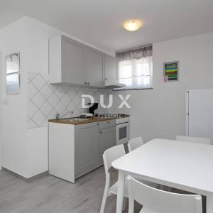OTOK KRK, BAŠKA - Dva apartmana prvi red do mora