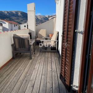 OTOK KRK, BAŠKA – Šarmantan apartman s terasom