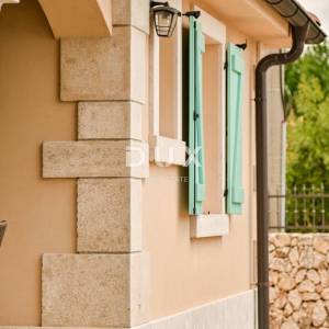 OTOK KRK, DOBRINJ – Kamena kuća s bazenom i podrumom, uhodan turistički najam