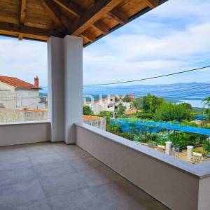 OTOK KRK, DOBRINJ - Mediteranska kuća u novogradnji s privatnim bazenom i pogledom na more, na rubu zelene zone