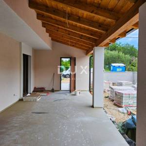 OTOK KRK, DOBRINJ - Mediteranska kuća u novogradnji s privatnim bazenom i pogledom na more, na rubu zelene zone
