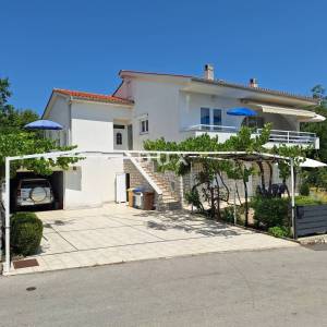 OTOK KRK, GRAD KRK - Samostojeća kuća na odličnoj lokaciji