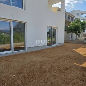 OTOK PAG, GRAD PAG - Dvojni stan s privatnim bazenom i vrtom