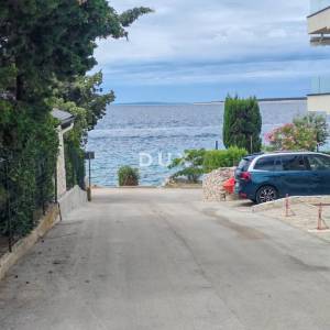 OTOK PAG, MANDRE - Kompletno namješten stan 2. red do mora