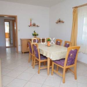 OTOK PAG, PAG - Kuća s 5 apartmana i uhodanim turističkim poslovanjem, 511m2