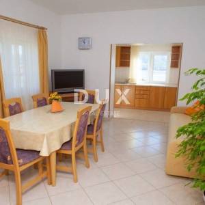 OTOK PAG, PAG - Kuća s 5 apartmana i uhodanim turističkim poslovanjem, 511m2