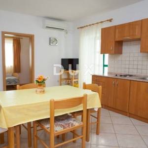 OTOK PAG, PAG - Kuća s 5 apartmana i uhodanim turističkim poslovanjem, 511m2